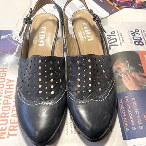Like new dark navy Fidji women’s 2 inch heels